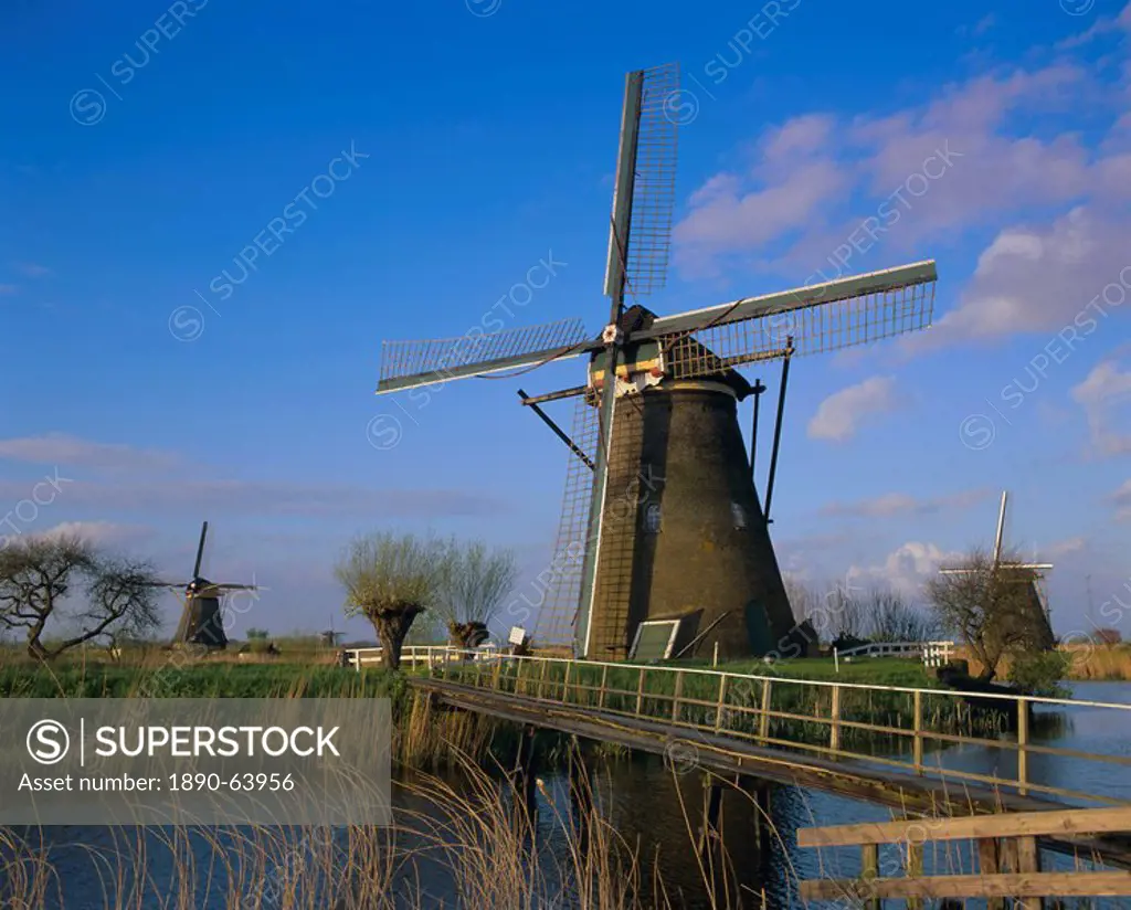 Canal and windmills, Kinderdijk, UNESCO World Heritage Site, Holland The Netherlands, Europe