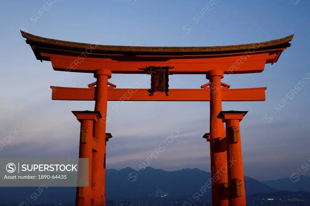 The vermillion coloured floating torii gate O_Torii Grand Gate of the Shinto shrine, Itsukushima Itsuku_shima shrine, UNESCO World Heritage Site, Miya...