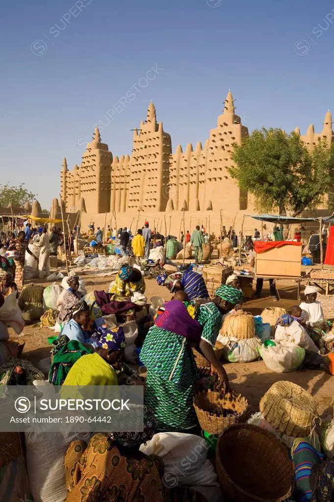 The Monday market in front of the Djenne Mosque, the largest mud structure in the world, UNESCO World Heritage Site, Djenne, Niger Inland Delta, Mali,...