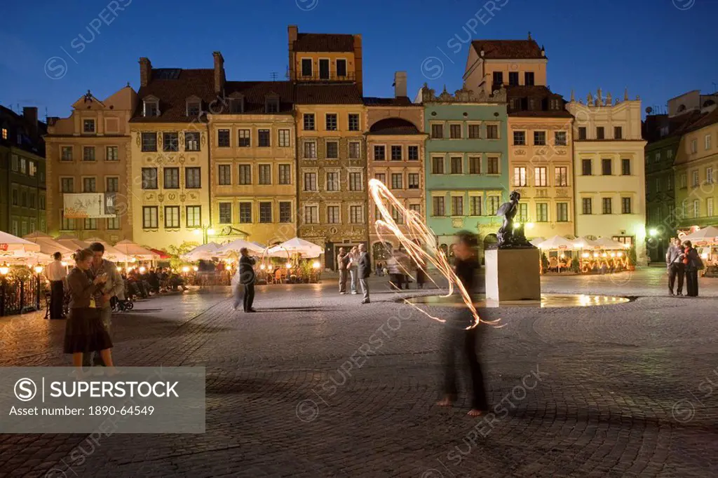 Street performers in front of houses, restaurants and cafes at dusk, Old Town Square Rynek Stare Miasto, UNESCO World Heritage Site, Warsaw, Poland, E...