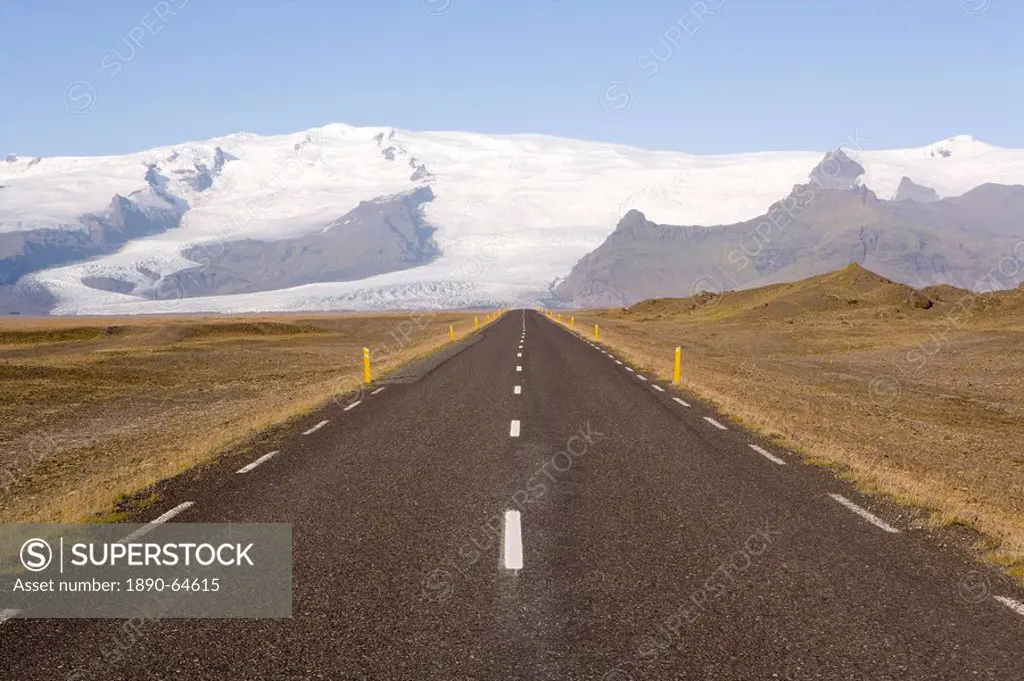 Empty road leading towards Fjallsjokull Glacier near Jokulsarlon, Vatnajokull Icecap, southern area, Iceland, Polar Regions