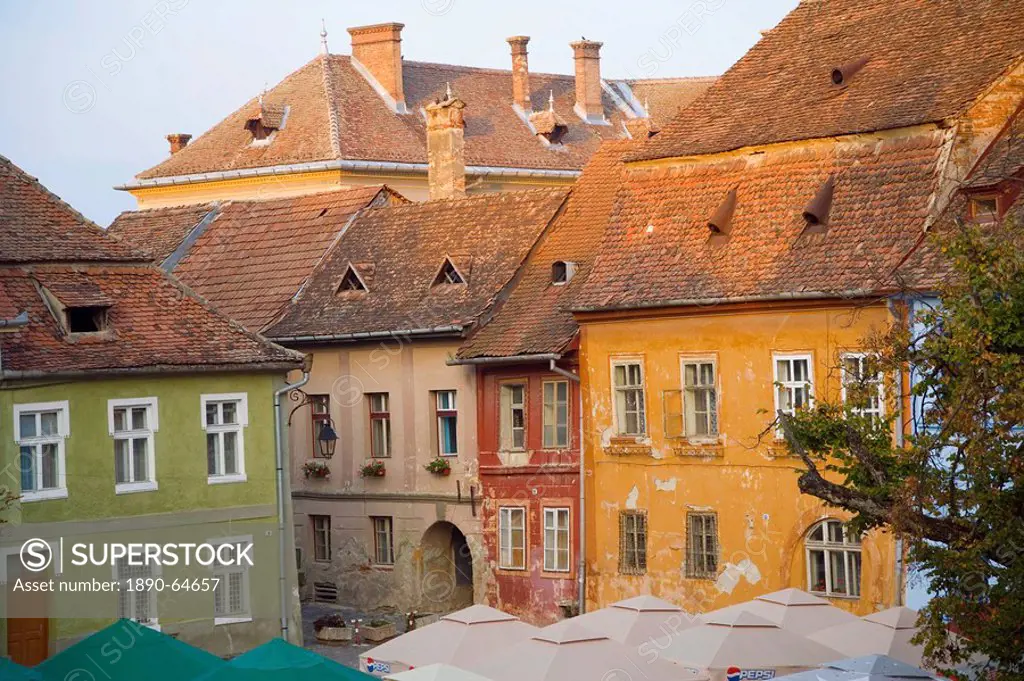 Piata Cetatii, central square in the medieval citadel, surrounded by cobbled streets lined with 16th century burgher houses, Sighisoara, UNESCO World ...