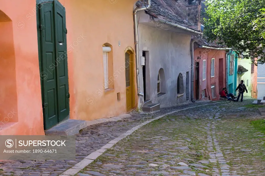 Cobbled streets lined with colourfully painted 16th century burgher houses in the medieval citadel, Sighisoara, UNESCO World Heritage Site, Transylvan...