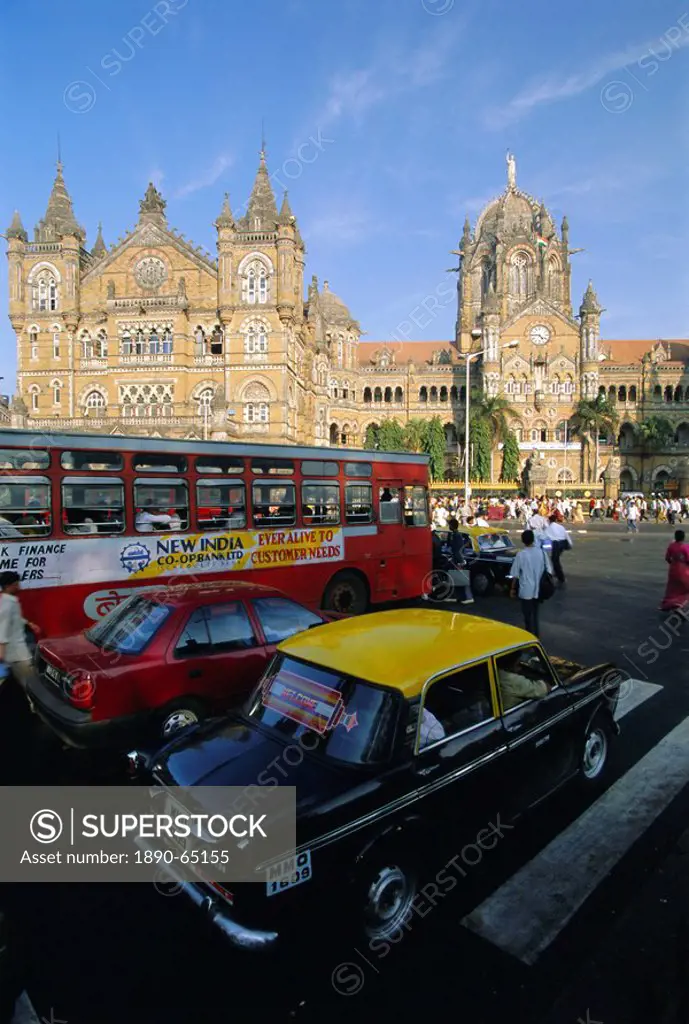 Traffic in front of the station, Victoria Railway Terminus, Mumbai Bombay, Maharashtra State, India
