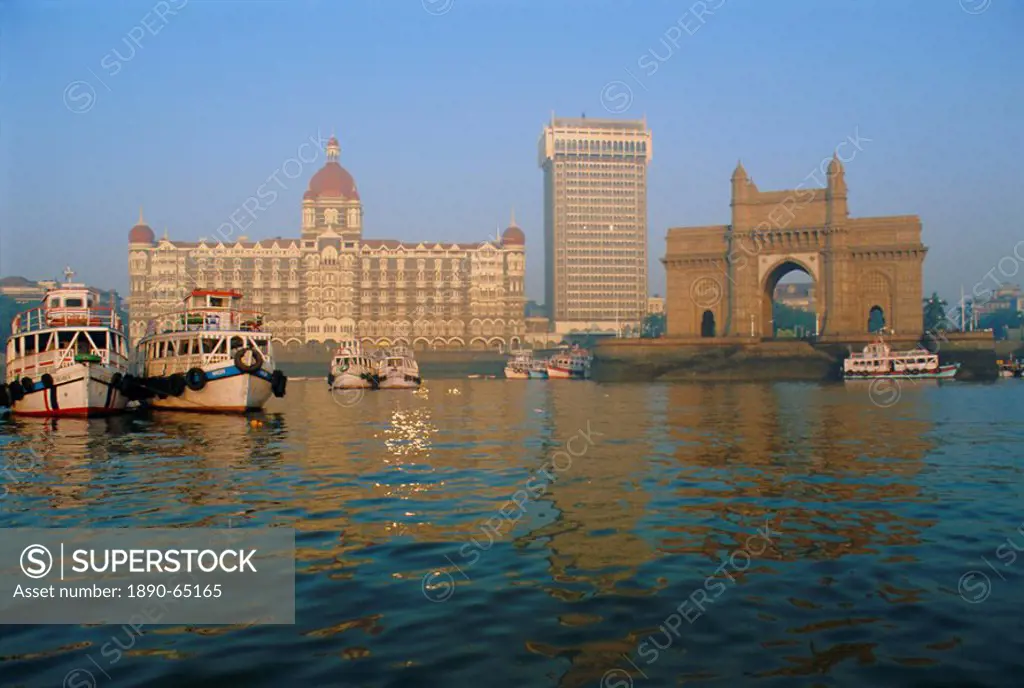 Waterfront, the Taj Mahal Intercontinental Hotel and the Gateway to India, Mumbai, previously called Bombay, Maharashtra State, India