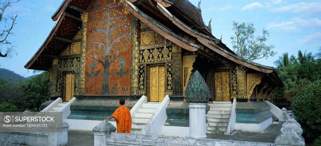 Classic Lao temple architecture, Wat Xieng Thong, Luang Prabang, Laos, Indochina, Asia