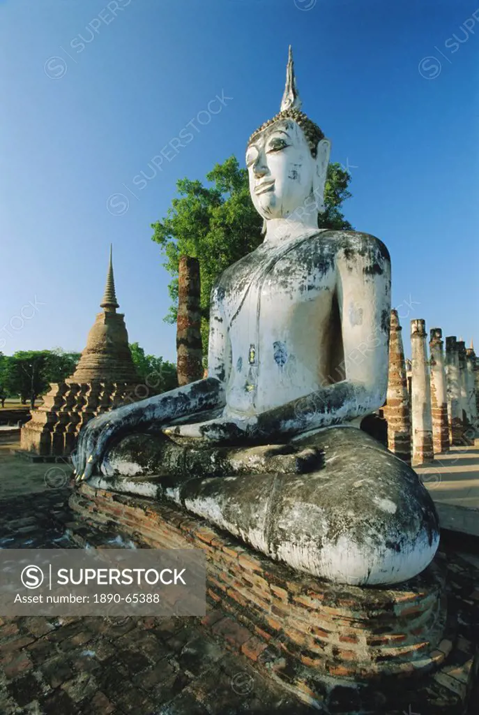 Seated Buddha and ruined Chedi, Old Sukothai/Muang Kao, Sukothai, Thailand, Asia
