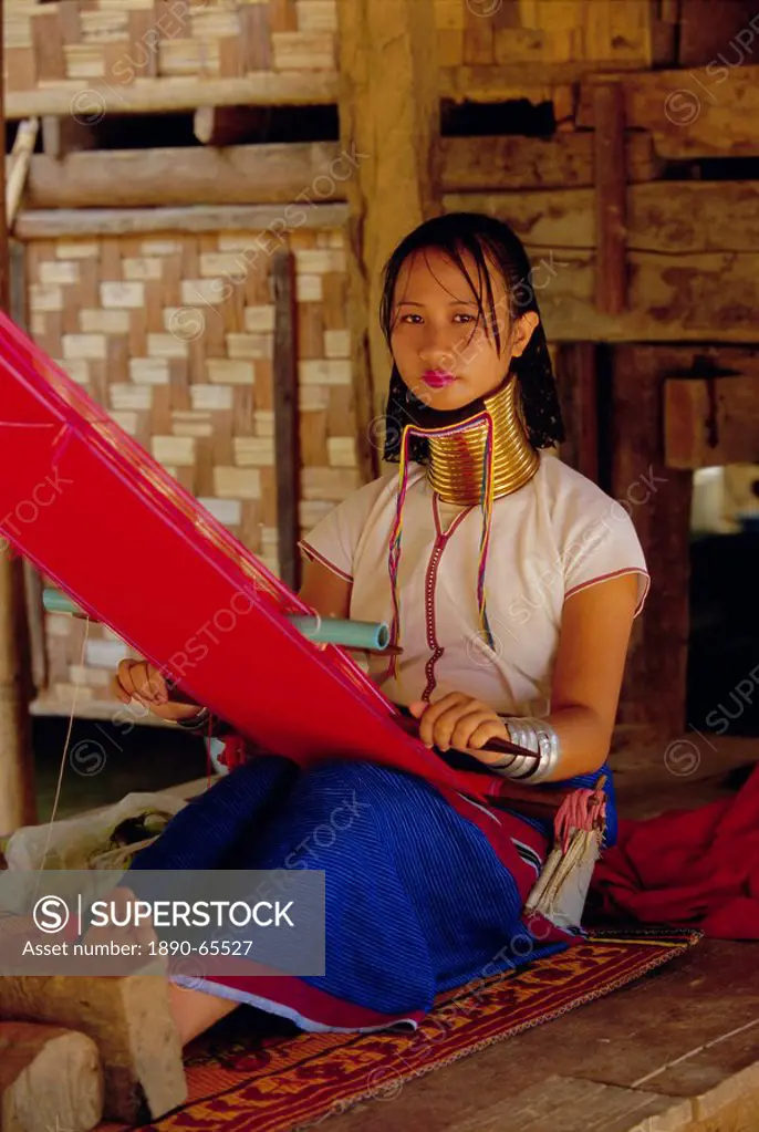 Portrait of a ´Long necked´ Padaung tribe woman weaving, Mae Hong Son Province, northern Thailand, Asia