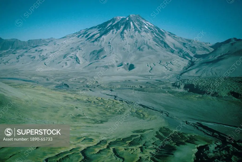 Griggs volcano overlooks Valley of Ten Thousand Smokes filled by ash in 1912 eruption of Katmai, Katmai Volcano National Park, Alaska, USA, North Amer...