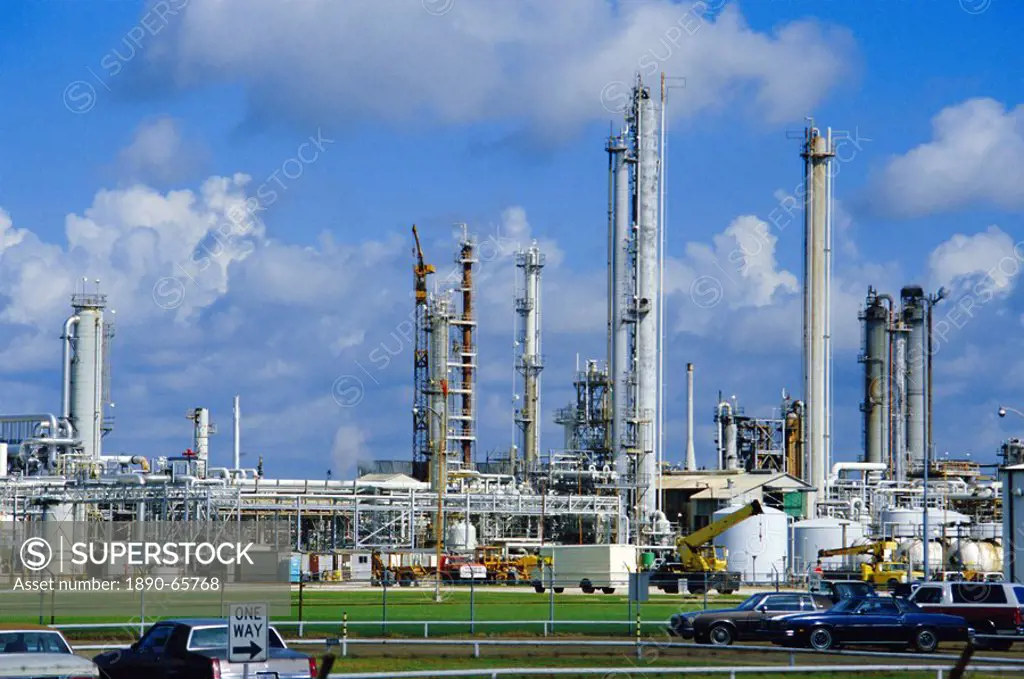 Oil refinery on bank of Mississippi near Baton Rouge, Louisiana, USA