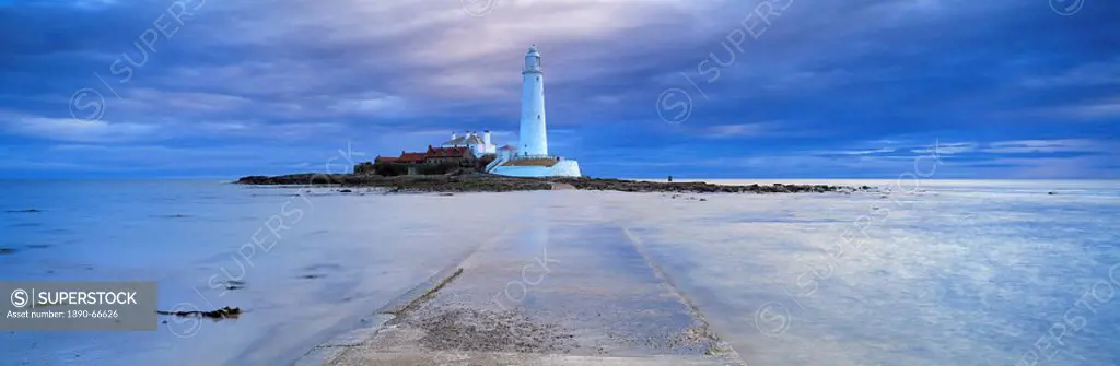 St. Mary´s Lighthouse and St. Mary´s Island in stormy weather, near Whitley Bay, Tyne and Wear, England, United Kingdom, Europe