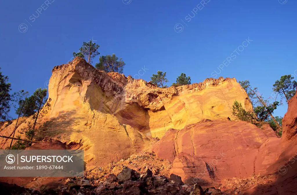 Red ochre cliffs above the Sentier des Ocres, Roussillon, Vaucluse, Provence, France, Europe