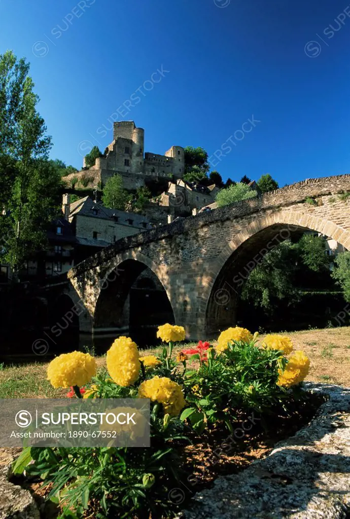 View to castle and bridge over the Aveyron River, Belcastel, Aveyron, Midi_Pyrenees, France, Europe