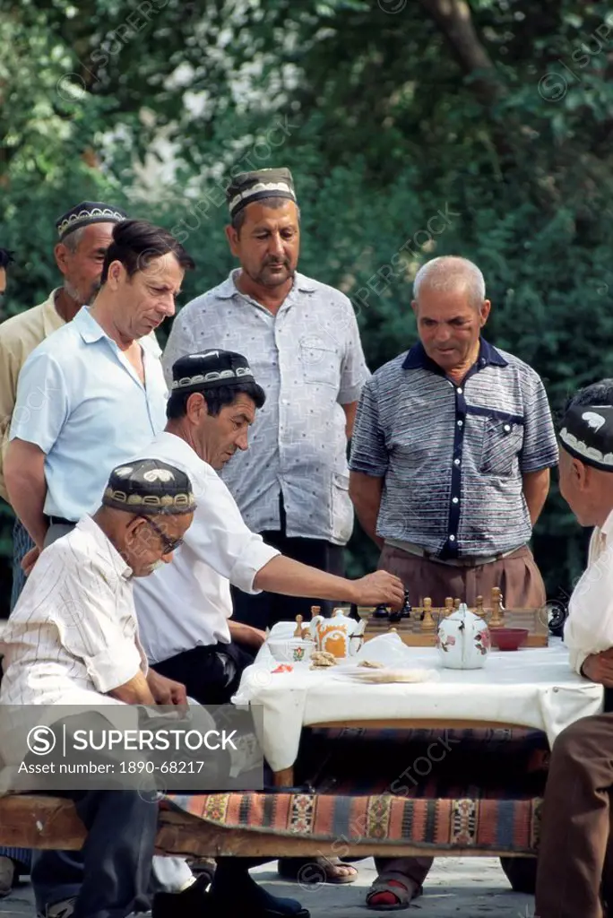 Elderly men playing chess, Lyab_i_Khauz, Bukhara, Uzbekistan, Central Asia, Asia