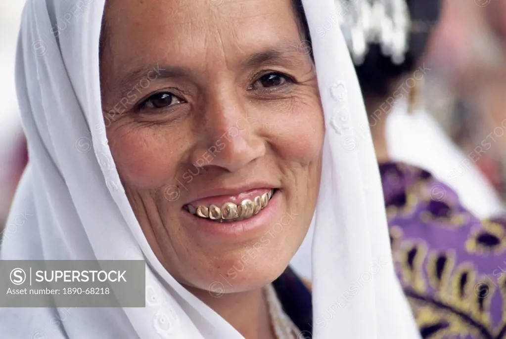 Portrait of an Uzbek woman with gold teeth in the main food market, Samarkand, Uzbekistan, Central Asia, Asia