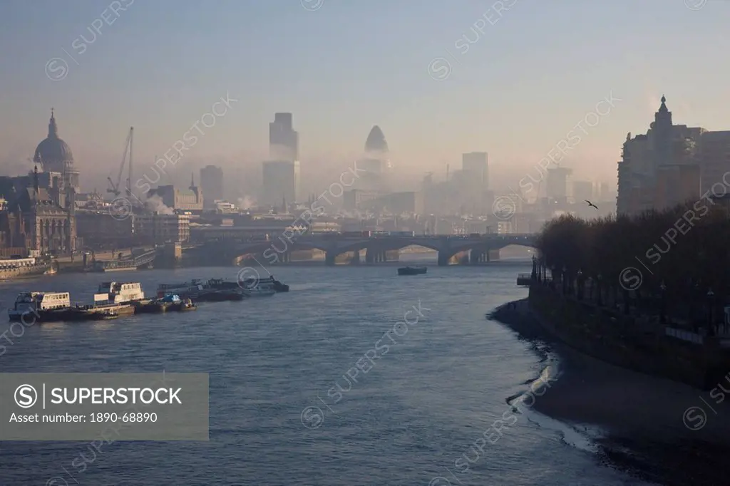 Early morning fog hangs over St. Paul´s Cathedral and the City of London, London, England, United Kingdom, Europe