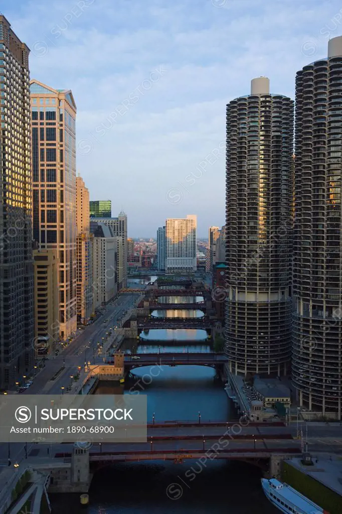 Skyscrapers along the Chicago River and West Wacker Drive, Marina City right, Chicago, Illinois, United States of America, North America