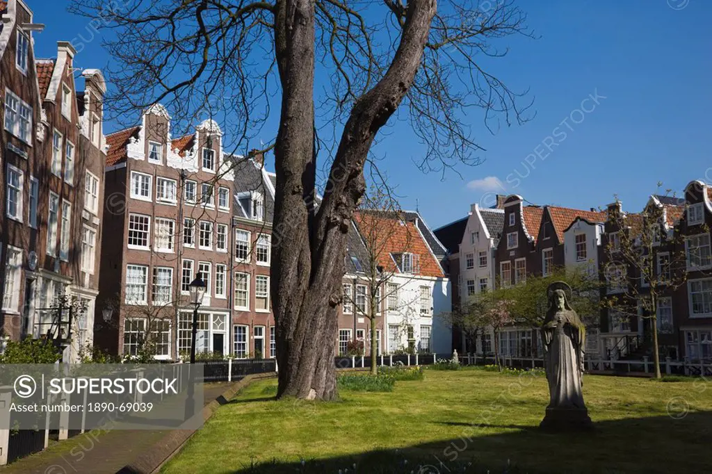 Begijnhof, a beautiful square of 17th and 18th century houses, Amsterdam, Netherlands, Europe