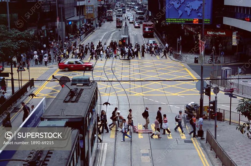 Busy crossing, Des Voeux Road, Central, Hong Kong Island, Hong Kong, China, Asia