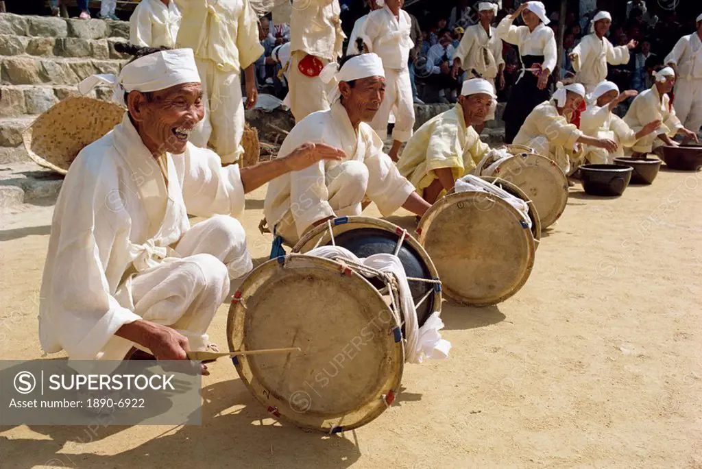 Men beating drums during the traditional farmers dance, originally from Wando Island, Chollanam Province, South Korea, Asia
