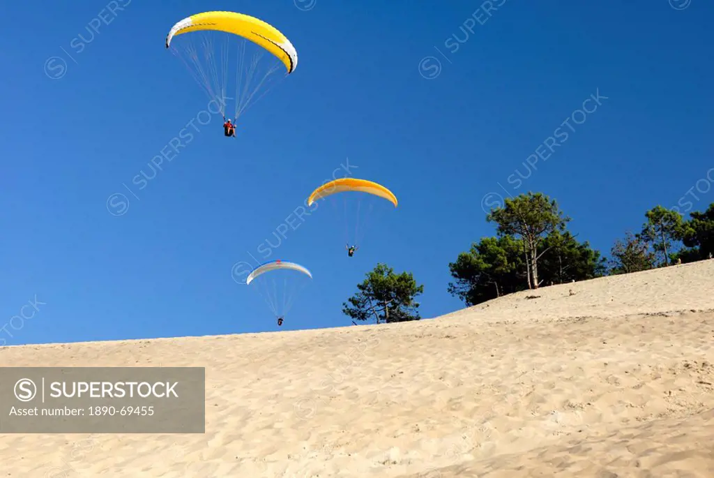 Hang gliders over Dune du Pyla, Bay of Arcachon, Cote d´Argent, Gironde, Aquitaine, France, Europe