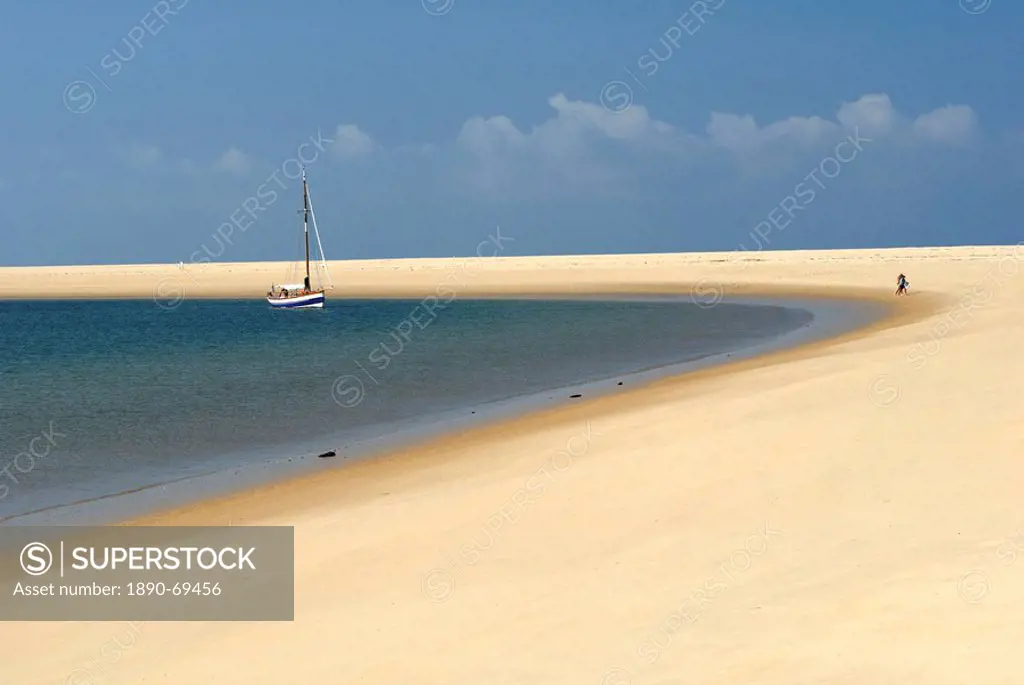 Sand bank, old sailing yacht anchored, Bay of Arcachon, Cote d´Argent, Gironde, Aquitaine, France, Europe