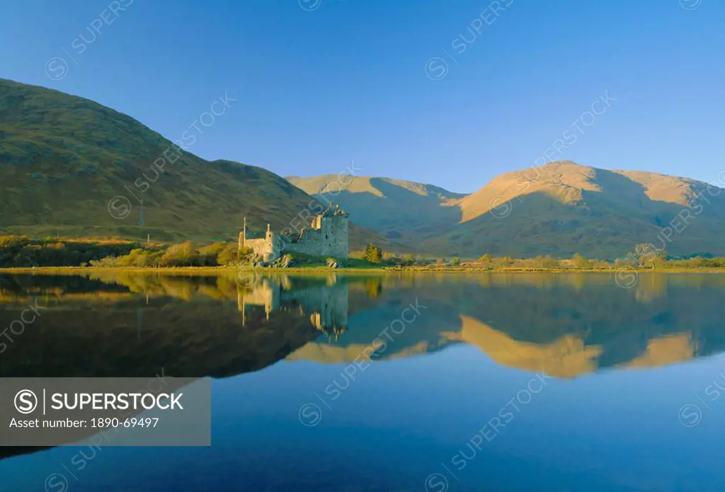 Kilchurn Castle and reflections in Loch Awe, Strathclyde, Highlands Region, Scotland, UK, Europe