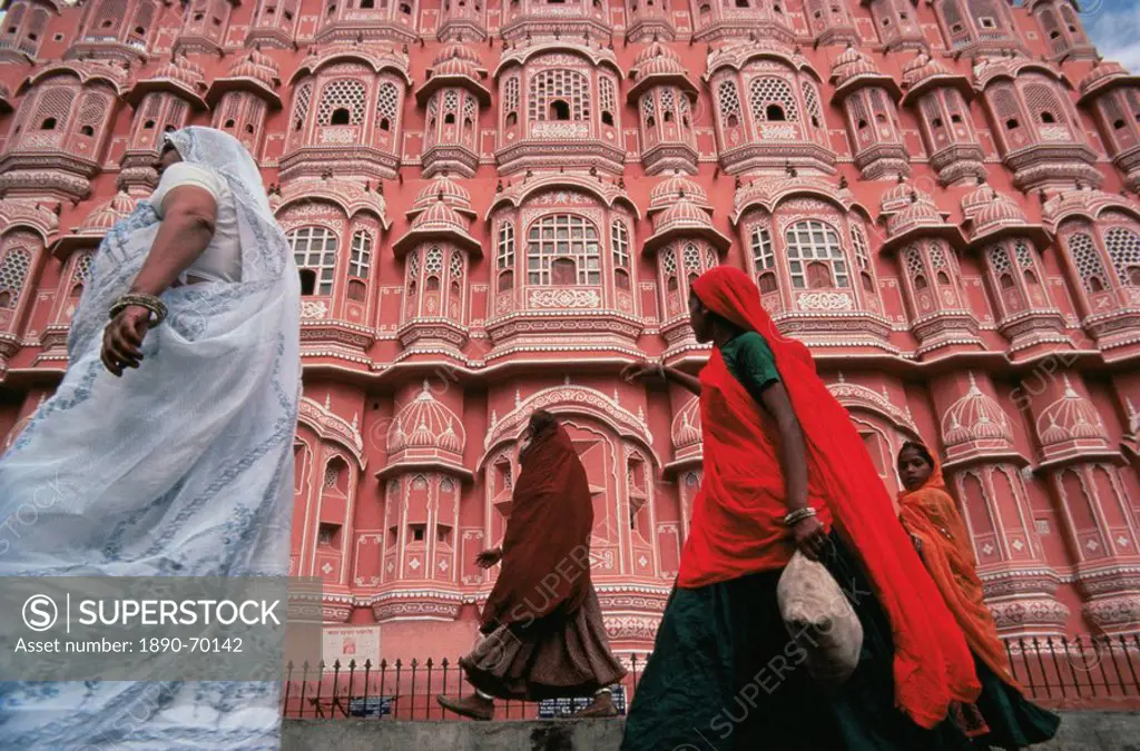 Women in saris walking past the Palace of the Winds Hawa Mahal, Jaipur, Rajasthan state, India, Asia