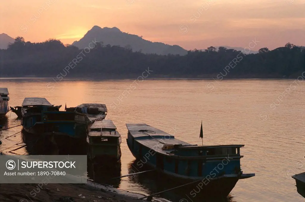 Boats on the Mekong River at sunset, Luang Prabang, Laos, Indochina, Southeast Asia, Asia