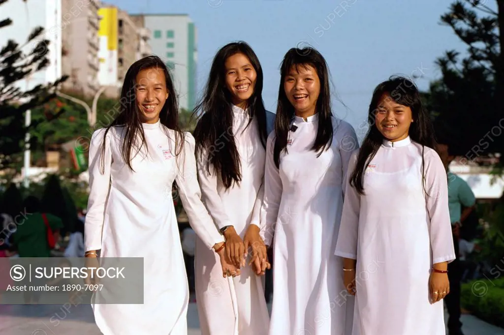School girls facing Ho Chi Minh statue, Saigon, Vietnam, Indochina, Southeast Asia, Asia