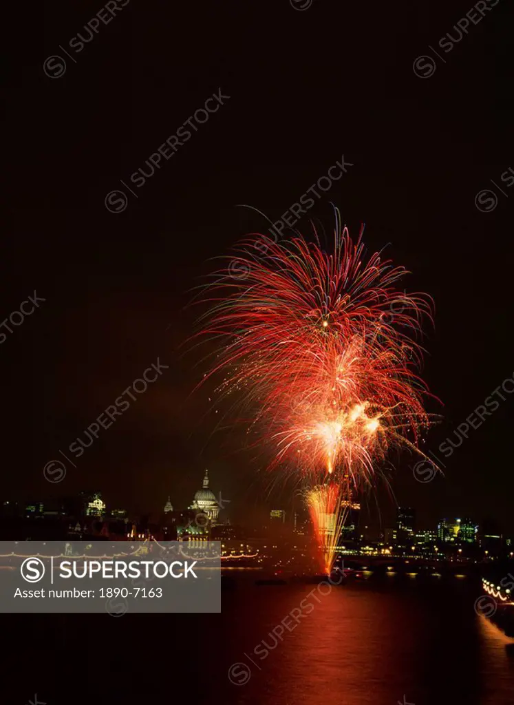 Fireworks display over The Thames for the Lord Mayor´s Show, London, England, United Kingdom, Europe