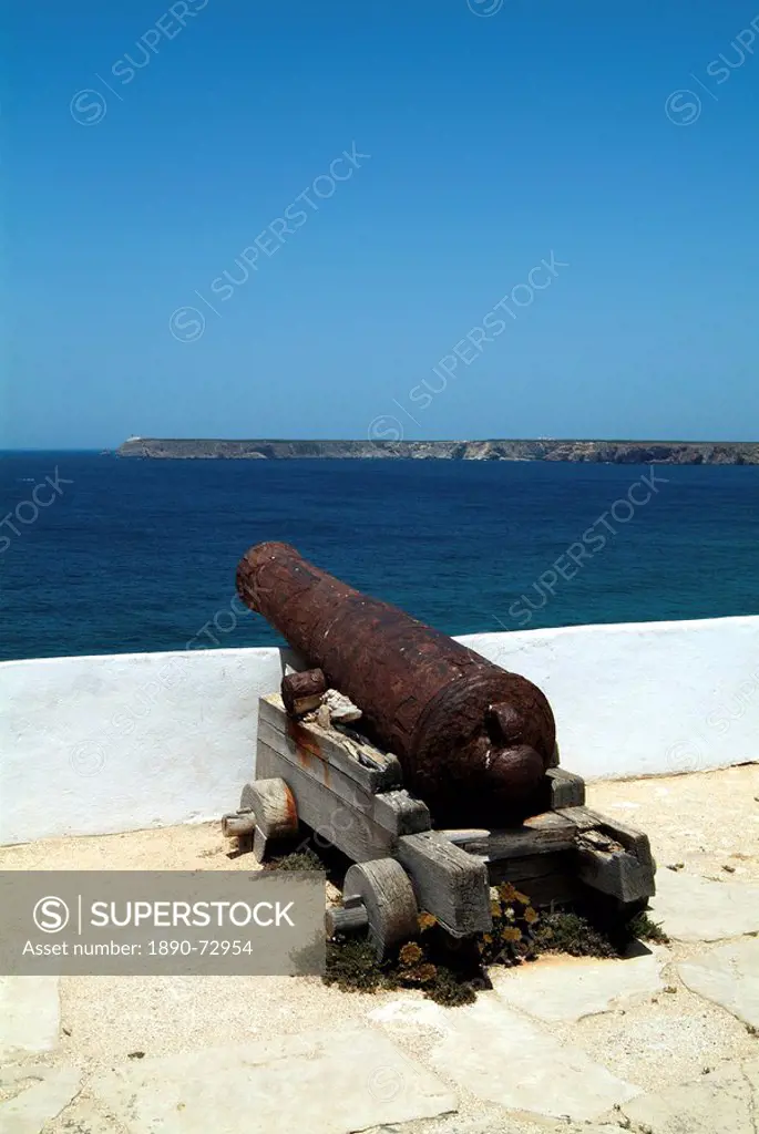 Fortaleza de Sagres, old cannon facing Cabo de Sao Vicente, the most westerly point in Europe, Algarve, Portugal