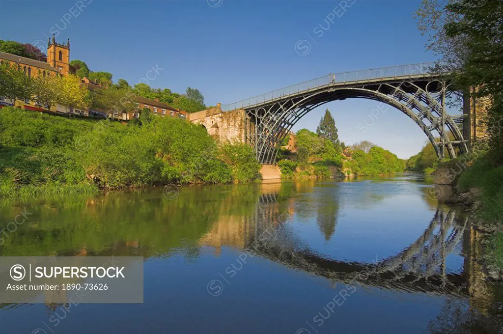 The world´s first Ironbridge built by Abraham Darby over the River Severn at Ironbridge Gorge, UNESCO World Heritage Site, Shropshire, England, United...