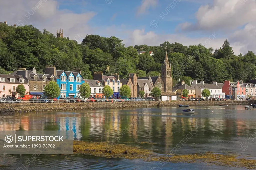Multicoloured houses and small boats in the harbour at Tobermory, Balamory, Mull, Inner Hebrides, Scotland, United Kingdom, Europe
