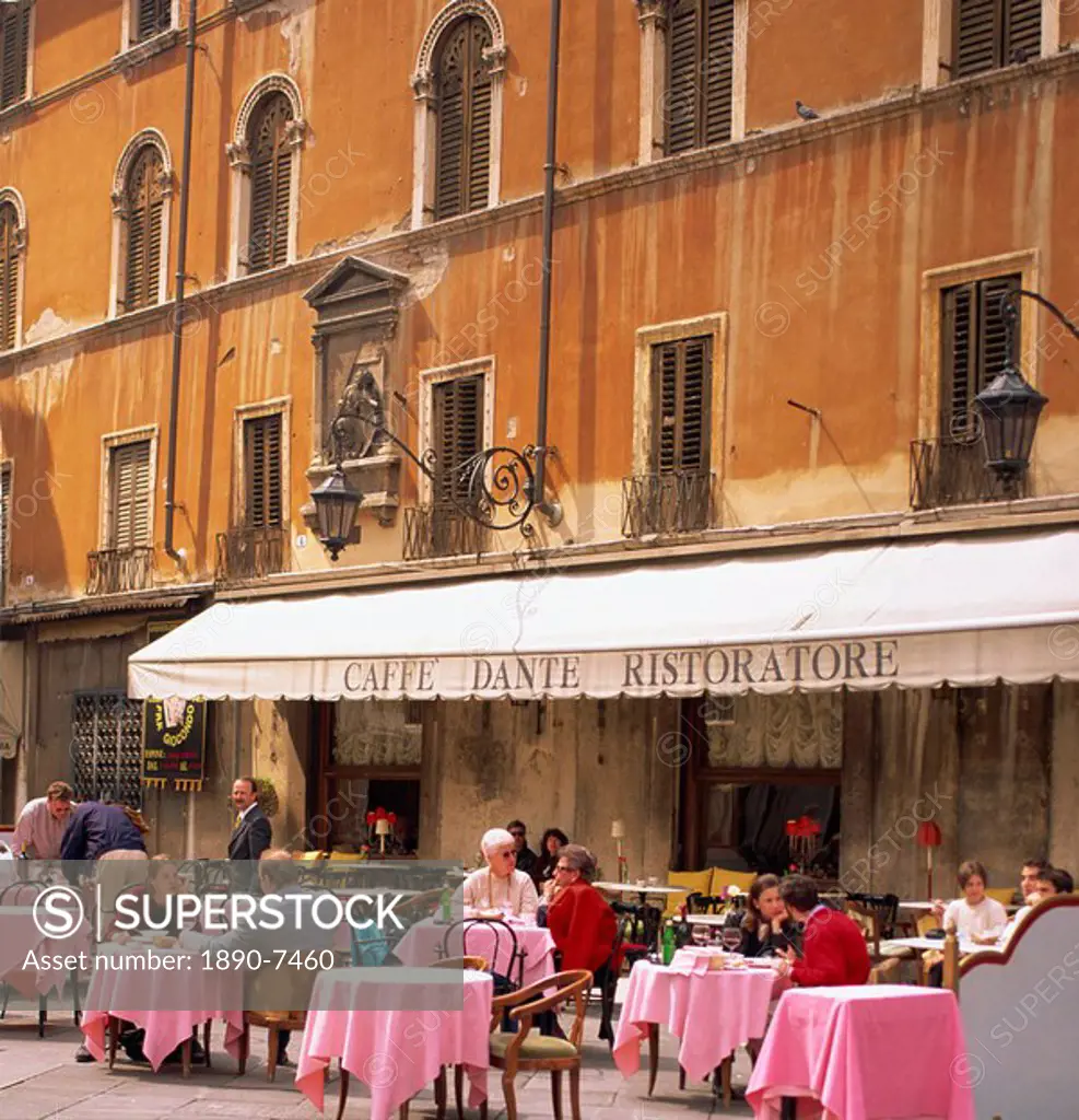 Pavement cafe on the Piazza dei Signori in the town of Verona, Veneto, Italy, Europe
