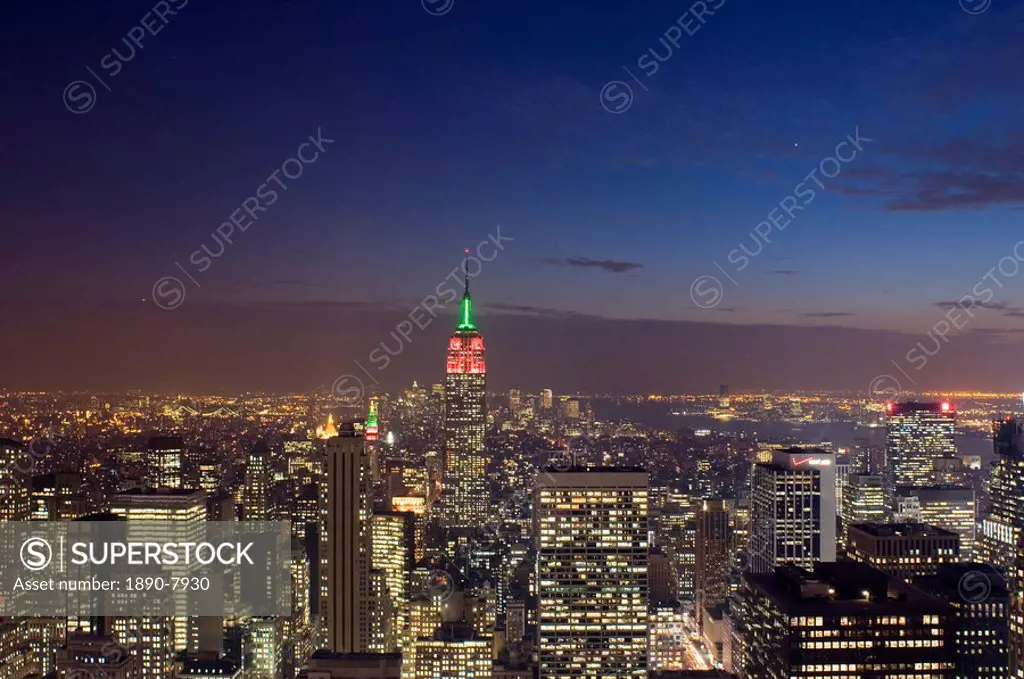 Looking south towards the Empire State Building, over the Manhattan skyline from Top of the Rock, the observation deck on top of the GE building in Ro...