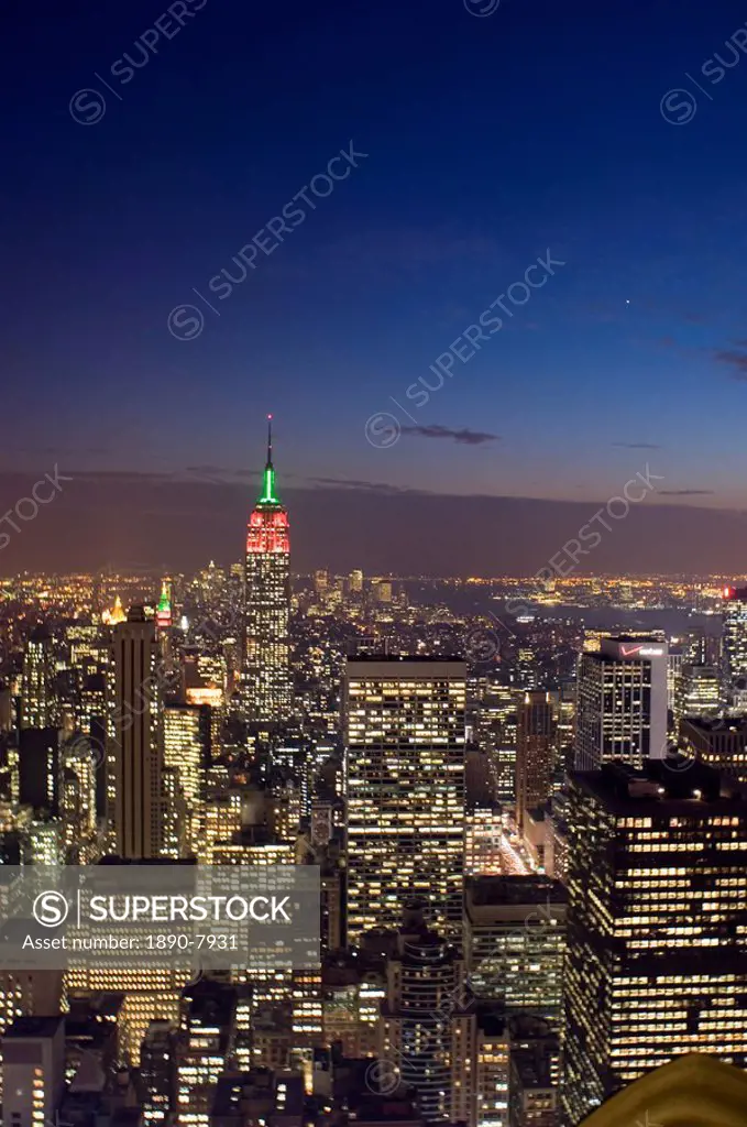 Looking south towards the Empire State Building, over the Manhattan skyline from Top of the Rock, on top of the GE building in Rockefeller Center, New...