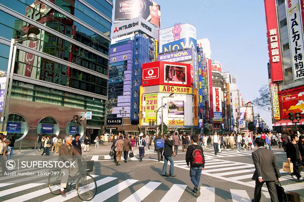People on street crossing at Shinjuku_dori Road, Shinjuku, Tokyo, Japan, Asia