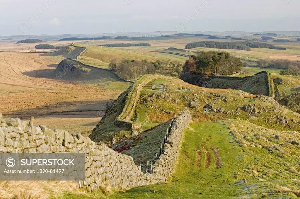 Looking east from Holbank Crags showing course of the Roman wall past Housesteads Wood to Sewingshields Crag, Hadrian´s Wall, UNESCO World Heritage Si...