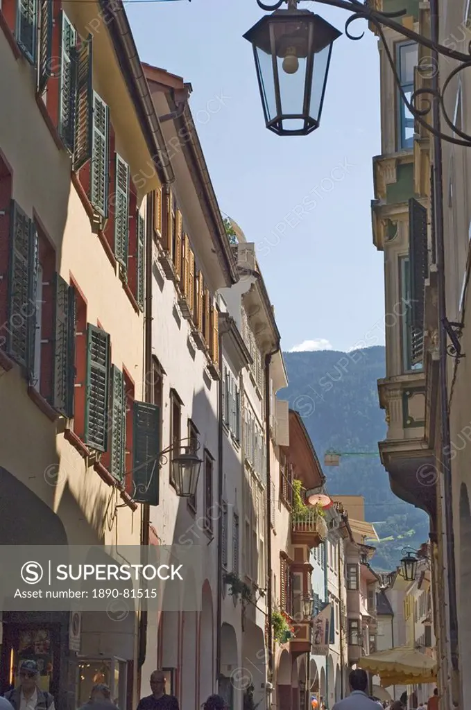 The main shopping street in the old town, Merano, Sud Tyrol, Trentino_Alto Adige, Italy, Europe
