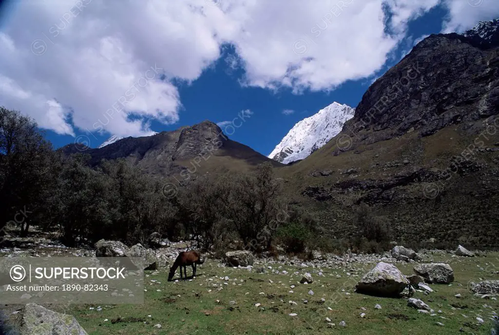 Mountain range outside city of Huaraz, the tallest peaks in Peru, Cordillera Blanca, Andes, Peru, South America
