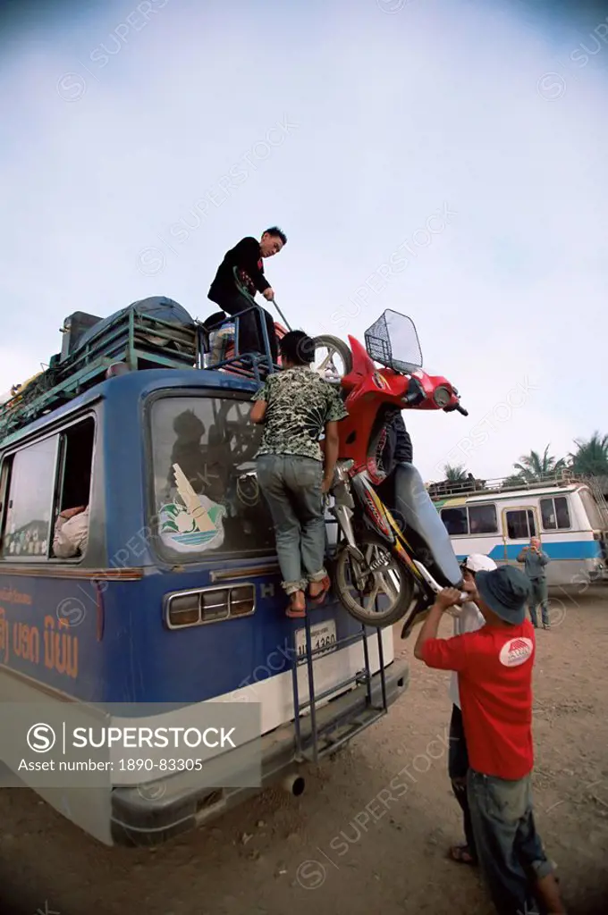 Loading the bus, Luang Nam Tha, Laos, Indochina, Southeast Asia, Asia