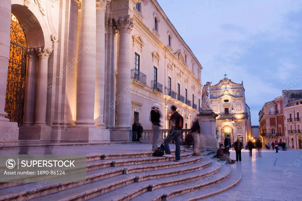 Steps of the cathedral in the evening, Piazza Duomo and Santa Lucia alla Badia, Ortygia, Syracuse, Sicily, Italy, Europe
