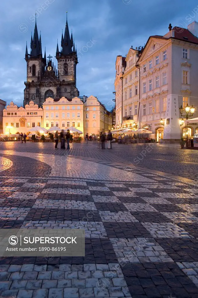 Old Town Square in the evening, with the Church of Our Lady before Tyn in the background, Old Town, Prague, Czech Republic, Europe