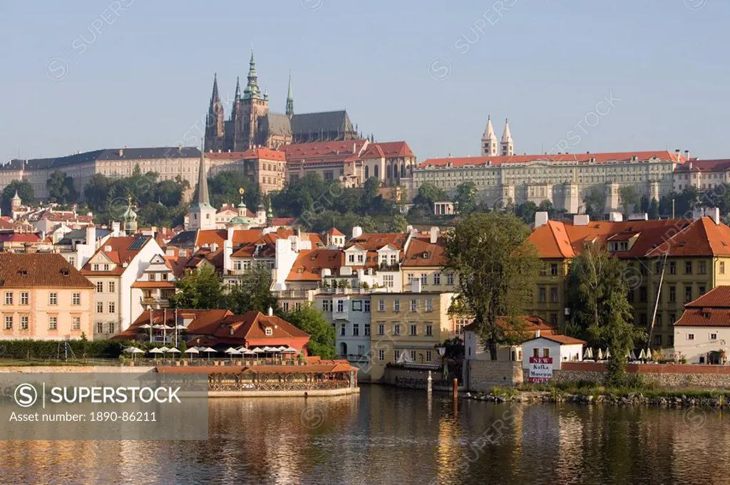 St. Vitus´s Cathedral, Royal Palace and Castle, UNESCO World Heritage Site, seen from across the River Vltava, Old Town, Prague, Czech Republic, Europ...