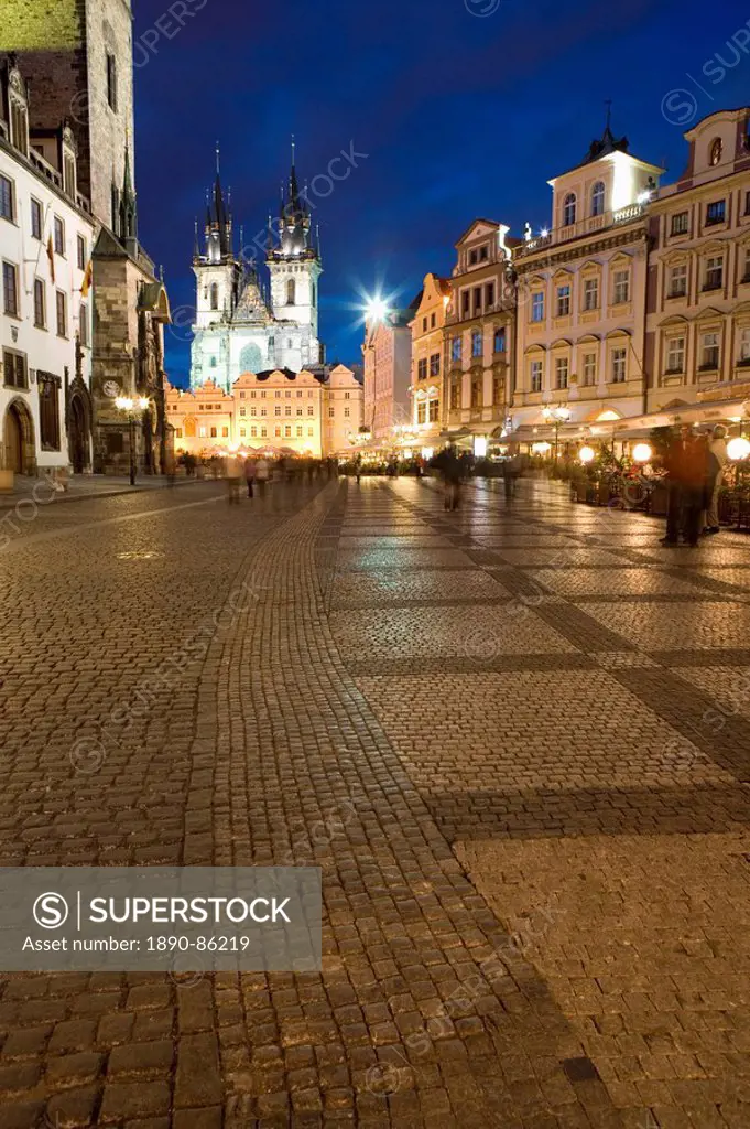 Old Town Square in the evening, with the Church of Our Lady before Tyn in the background, Old Town, Prague, Czech Republic, Europe