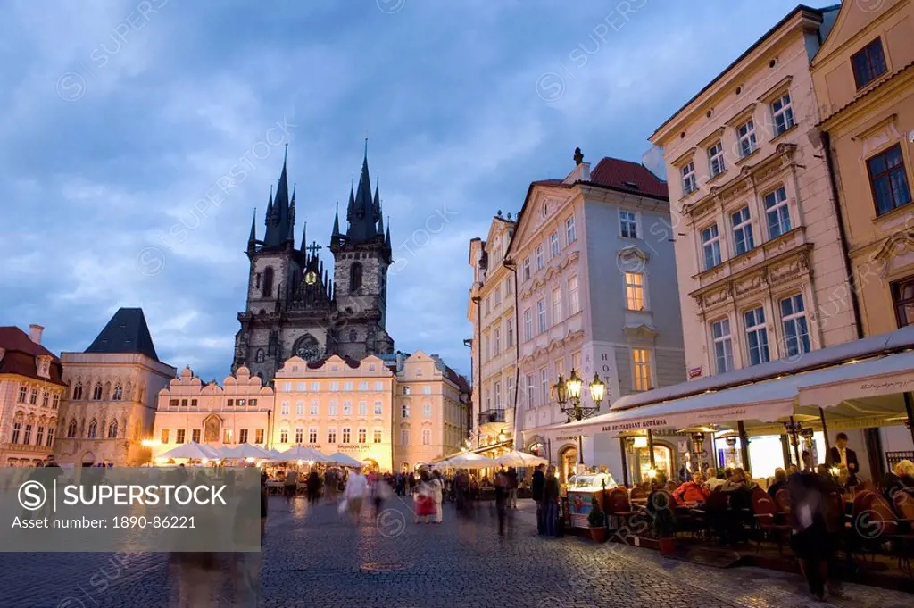 Cafes on the Old Town Square in the evening, with the Church of Our Lady before Tyn in the background, Old Town, Prague, Czech Republic, Europe