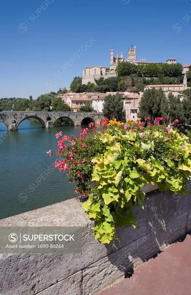 View of Pont Vieux from Pont Neuf, River Orb, Cathedrale St._Nazaire, Beziers, Herault, Languedoc_Roussillon, France, Europe