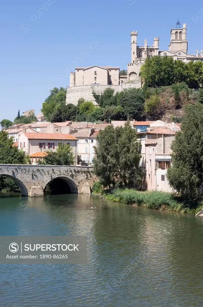 View of Pont Vieux from Pont Neuf, River Orb, Cathedrale St._Nazaire, Beziers, Herault, Languedoc_Roussillon, France, Europe