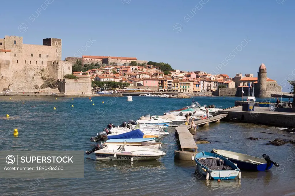Boats in harbour, Chateau Royal, Eglise Notre_Dame_des_Anges, Collioure, Pyrenees_Orientales, Languedoc, France, Europe